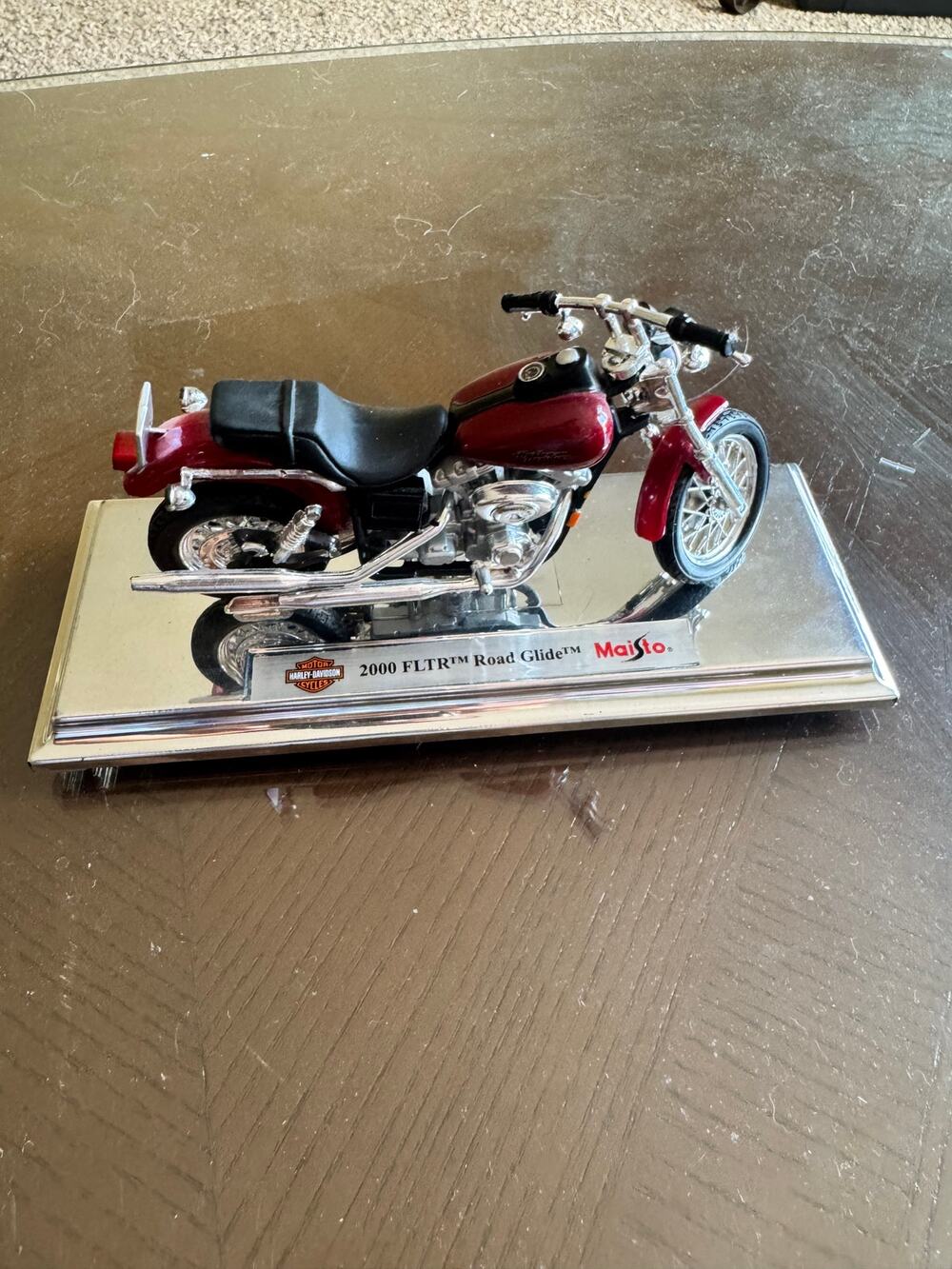 Maisto 2000 Harley-Davidson FLTR Road Glide Diecast Motorcycle Model w/ Base